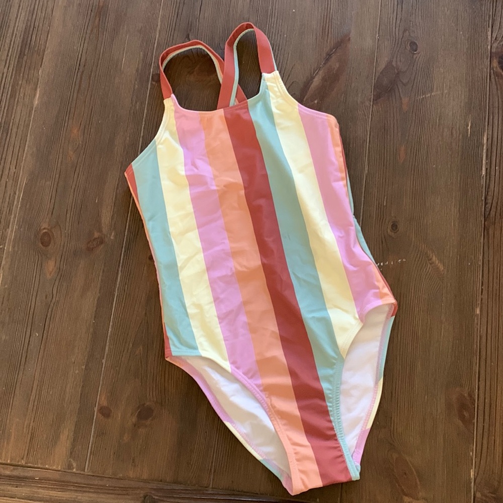 Adorable stripped one piece swim!🌸
